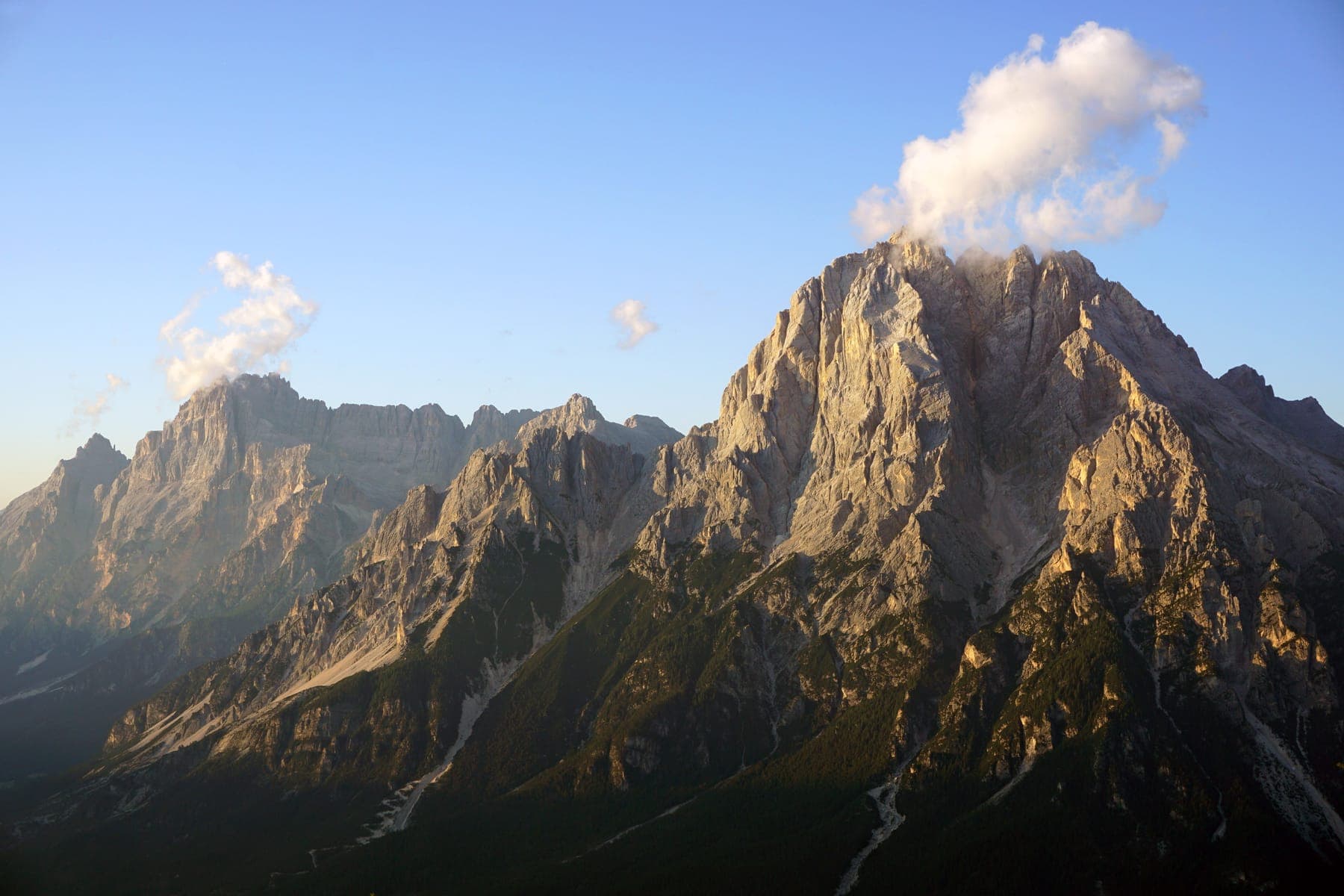 Monte Antelao masiv ve východních Dolomitech při západu slunce